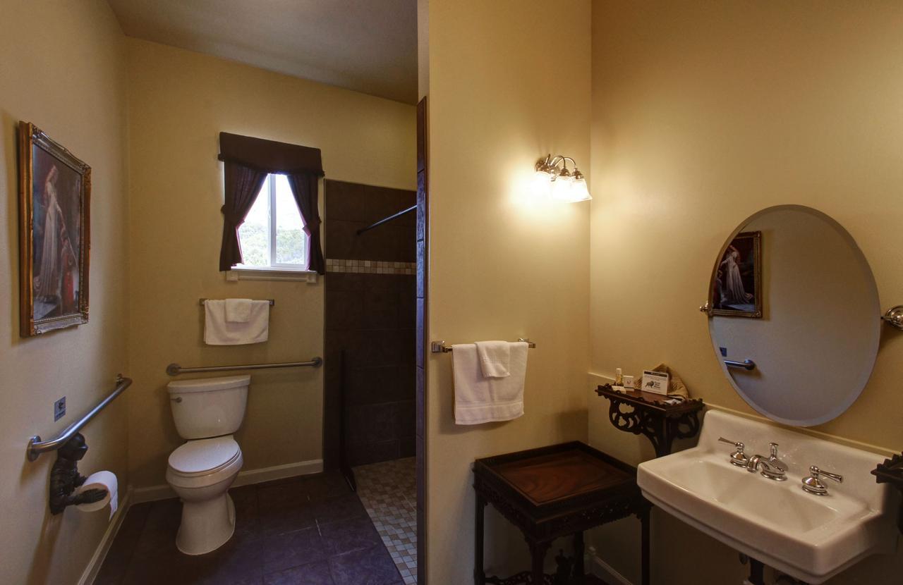 Bed and Breakfast Lions Gate Manor Лава-Хот-Спрингс Экстерьер фото